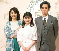 　２４年３月、ＮＨＫ「寅に翼」の会見に出席した（左から）石田ゆり子、伊藤沙莉、岡部たかし