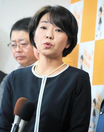 　兵庫県知事選で落選確実となり会見した稲村和美氏