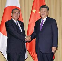 首脳会談を前に握手する石破首相（左）と中国の習近平国家主席＝15日