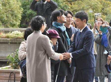 　支援者らと握手を交わす斎藤元彦氏