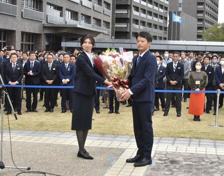 　就任式で職員から花束を受け取った斎藤元彦兵庫県知事