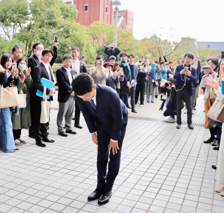 初登庁時、一礼した斎藤元彦氏