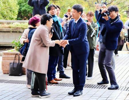 再選後初登庁した斎藤元彦氏は、支持者の女性と握手した