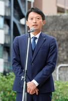 兵庫県庁での就任式であいさつする斎藤元彦知事