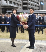 　就任式で職員から花束を受け取った斎藤元彦兵庫県知事