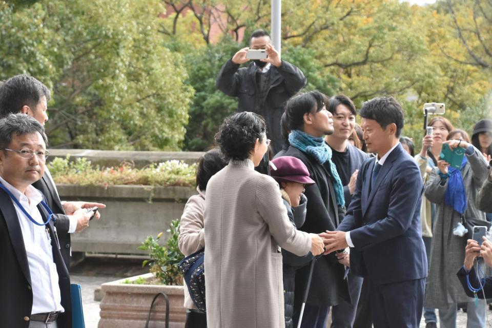 　支援者らと握手を交わす斎藤元彦氏