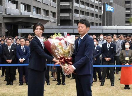 　職員から花束を受け取った斎藤元彦兵庫県知事