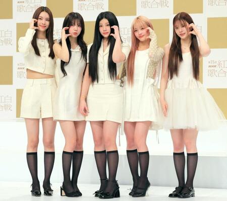 　ポーズを決めるＩＬＬＩＴの（左から）ユナ、モカ、ウォンヒ、イロハ、ミンジュ