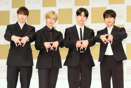 　ポーズを決めるＴＯＭＯＲＲＯＷ　Ｘ　ＴＯＧＥＴＨＥＲの（左から）ヒュニンカイ、ボムギュ、ヨンジュン、テヒョン