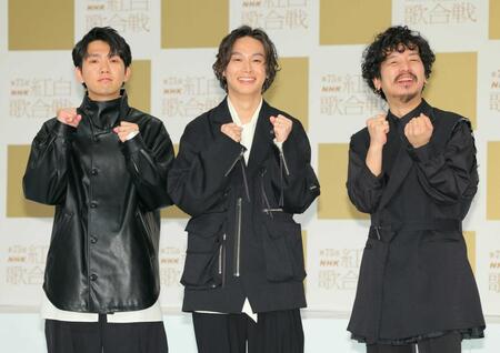 　喜ぶＯｍｏｉｎｏｔａｋｅの（左から）冨田洋之進、藤井怜央、福島智朗