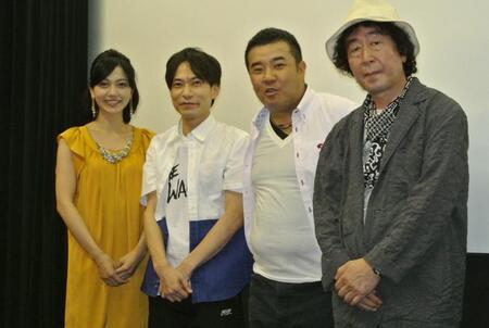 登壇した（左から）遠藤久美子、板倉俊之、堤下敦、山口秀矢監督＝２０１３年７月