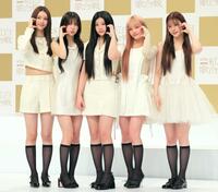 　ポーズを決めるＩＬＬＩＴの（左から）ユナ、モカ、ウォンヒ、イロハ、ミンジュ