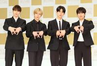 　ポーズを決めるＴＯＭＯＲＲＯＷ　Ｘ　ＴＯＧＥＴＨＥＲの（左から）ヒュニンカイ、ボムギュ、ヨンジュン、テヒョン