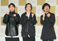 　喜ぶＯｍｏｉｎｏｔａｋｅの（左から）冨田洋之進、藤井怜央、福島智朗