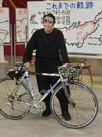 愛用の自転車を自慢げに見せる火野正平＝２０１３年３月