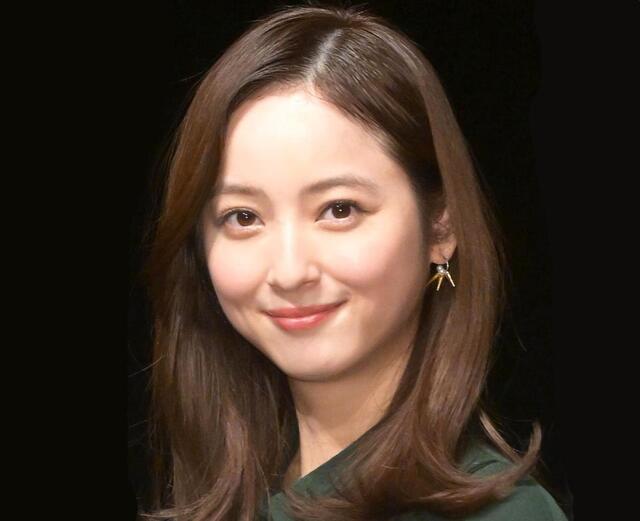 佐々木希 チラ見せした自宅がオシャレ過ぎた！白基調の壁と床にグレー