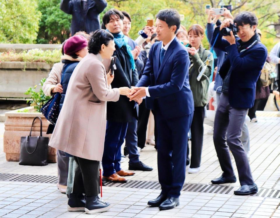 　再選後初登庁した斎藤元彦氏は支持者の女性と握手した