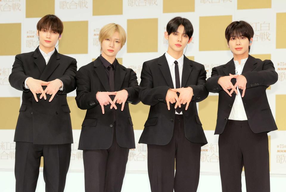 　ポーズを決めるＴＯＭＯＲＲＯＷ　Ｘ　ＴＯＧＥＴＨＥＲの（左から）ヒュニンカイ、ボムギュ、ヨンジュン、テヒョン