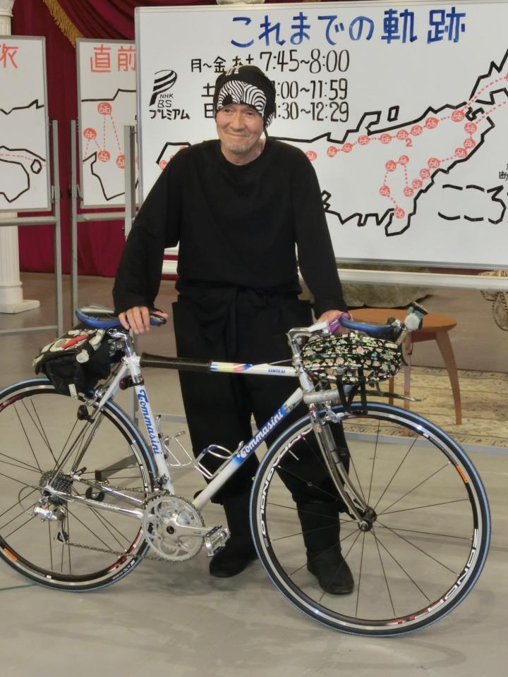 愛用の自転車を自慢げに見せる火野正平＝２０１３年３月