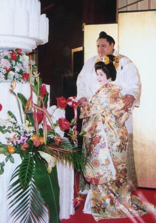 １９９８年１０月、結婚披露宴で。クリスティーン麗子さんと横綱曙