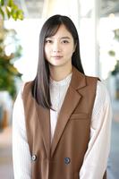 　塩野瑛久とダブル主演する新川優愛　©「五十嵐夫妻は偽装他人」製作委員会