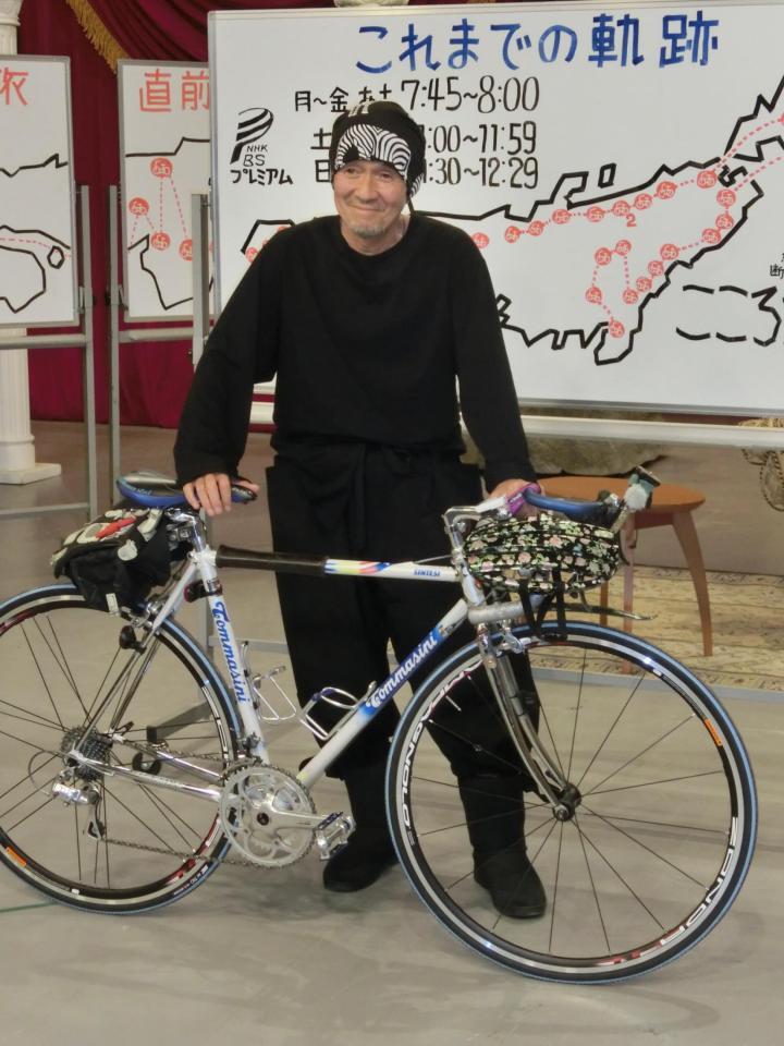 　愛用の自転車の前で笑顔＝１３年