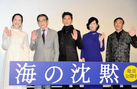 　映画「海の沈黙」の公開記念舞台あいさつに登場した（左から）菅野恵、石坂浩二、本木雅弘、清水美砂、若松節朗監督