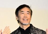 映画「海の沈黙」の公開記念舞台あいさつに登場した若松節朗監督