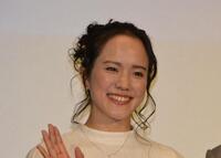 映画「海の沈黙」の公開記念舞台あいさつに登場した菅野恵