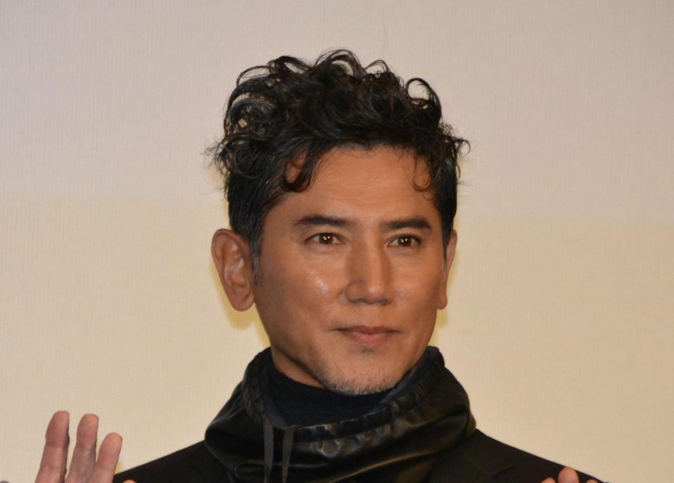 映画「海の沈黙」の公開記念舞台あいさつに登場した本木雅弘