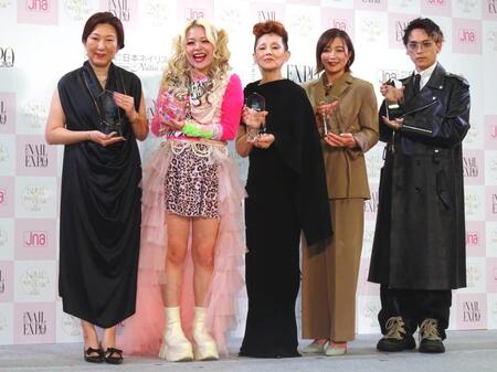 　「ネイルオブザイヤー２０２４」を受賞した（左から）三浦しをん、エルフ・荒川、夏木マリ、角田夏実、Ｎｏｖｅｌ　Ｃｏｒｅ