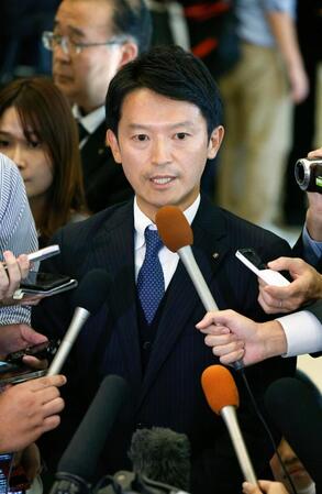 　全国知事会議後、報道陣の取材に応じる兵庫県の斎藤元彦知事