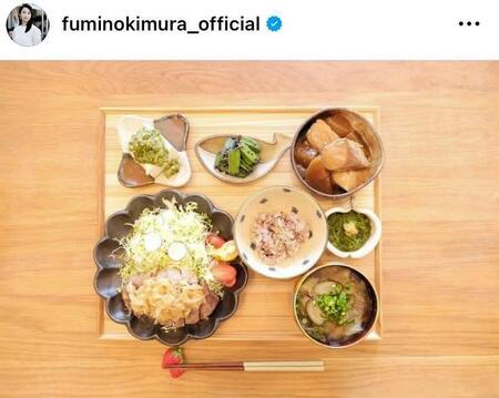 　トンテキが主役。９月１１日付の木村文乃のインスタグラム＠ｆｕｍｉｎｏｋｉｍｕｒａ＿ｏｆｆｉｃｉａｌより 