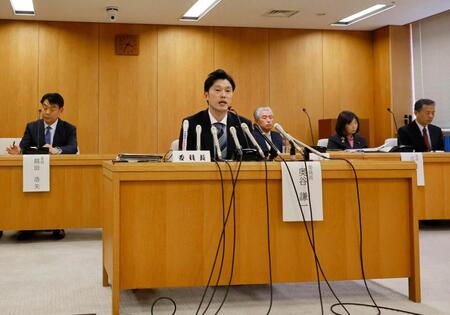 　兵庫県知事選後初となる証人尋問を終え、記者会見する県議会の百条委員会