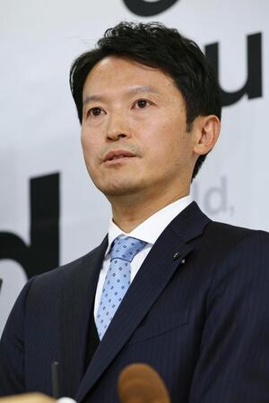 　兵庫県庁で記者会見する斎藤元彦知事