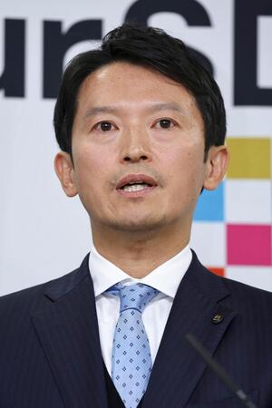 　兵庫県庁で記者会見する斎藤元彦知事