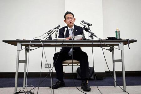 　記者会見する斎藤元彦兵庫県知事の代理人の奥見司弁護士