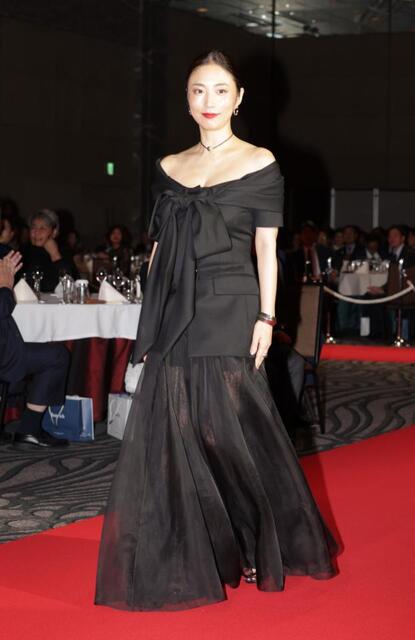 MEGUMI 美デコルテ全開の大胆ドレスで美容を熱弁 夜のスキンケア