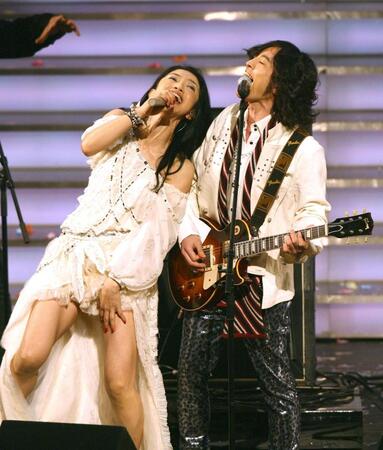 　２００９年のＮＨＫ紅白歌合戦で共演した、ＤＲＥＡＭ　ＣＯＭＥ　ＴＲＵＥの吉田美和（左）とＦＵＺＺＹ　ＣＯＮＴＲＯＬのＪＵＯＮ