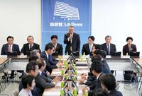 　自民党税制調査会の総会で発言する宮澤洋一会長（中央）。25年度税制改正に向けた作業が始まった