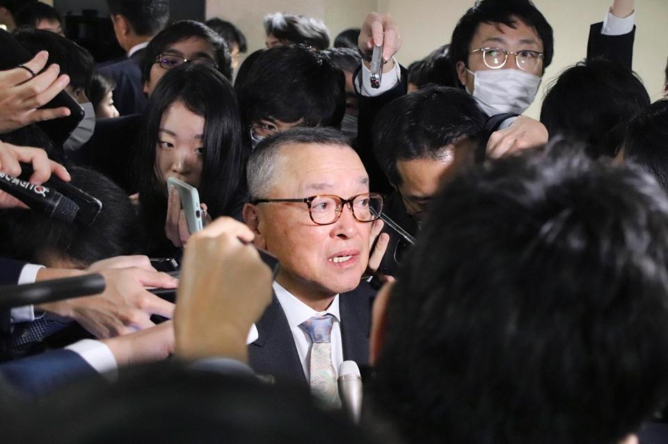 　自民党税制調査会の総会後、報道陣の取材を受ける宮澤洋一税調会長