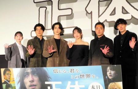 　舞台あいさつした（左から）山田杏奈、森本慎太郎、横浜流星、吉岡里帆、山田孝之、藤井道人監督