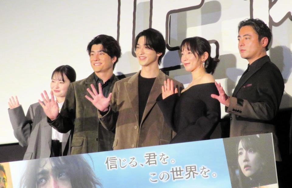 　舞台あいさつした（左から）山田杏奈、森本慎太郎、横浜流星、吉岡里帆、山田孝之