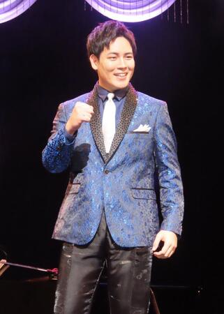 　コンサートでファンの歓声に応える木村徹二