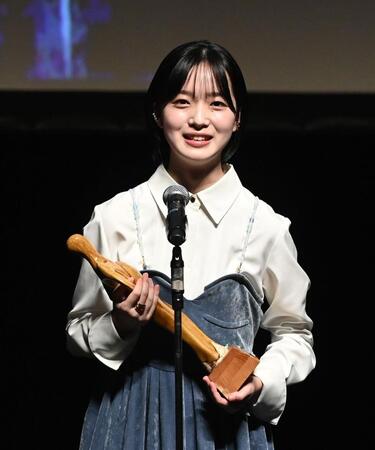 　最優秀新進女優賞のトロフィーを手にする早瀬憩（撮影・園田高夫）