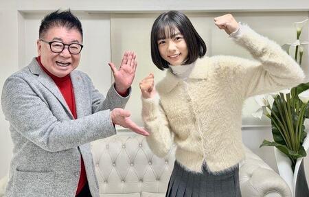 　生島企画室に所属が決まり、ガッツポーズする増田有沙さん（右）と全面バックアップを約束した生島ヒロシ