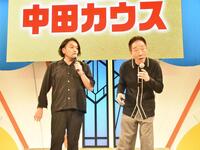 　急きょ会見に登場した見取り図・盛山晋太郎（左）と絡む中田カウス