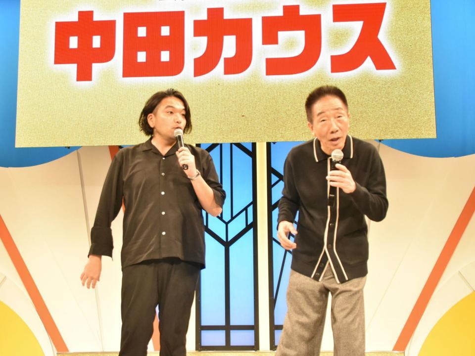 　急きょ会見に登場した見取り図・盛山晋太郎（左）と絡む中田カウス