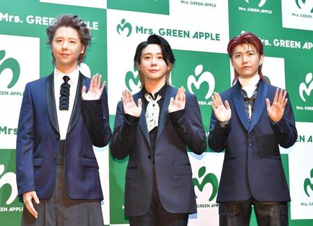 　１０周年企画発表を終え写真に納まるＭｒｓ．ＧＲＥＥＮ　ＡＰＰＬＥの（左から）藤沢涼架、大森元貴、若井滉斗（撮影・持木克友）