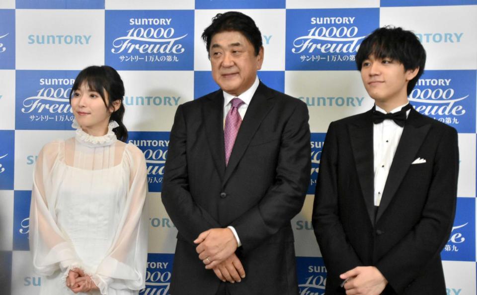 　公演後に取材に応じる（左から）松岡茉優、佐渡裕氏、亀井聖矢氏